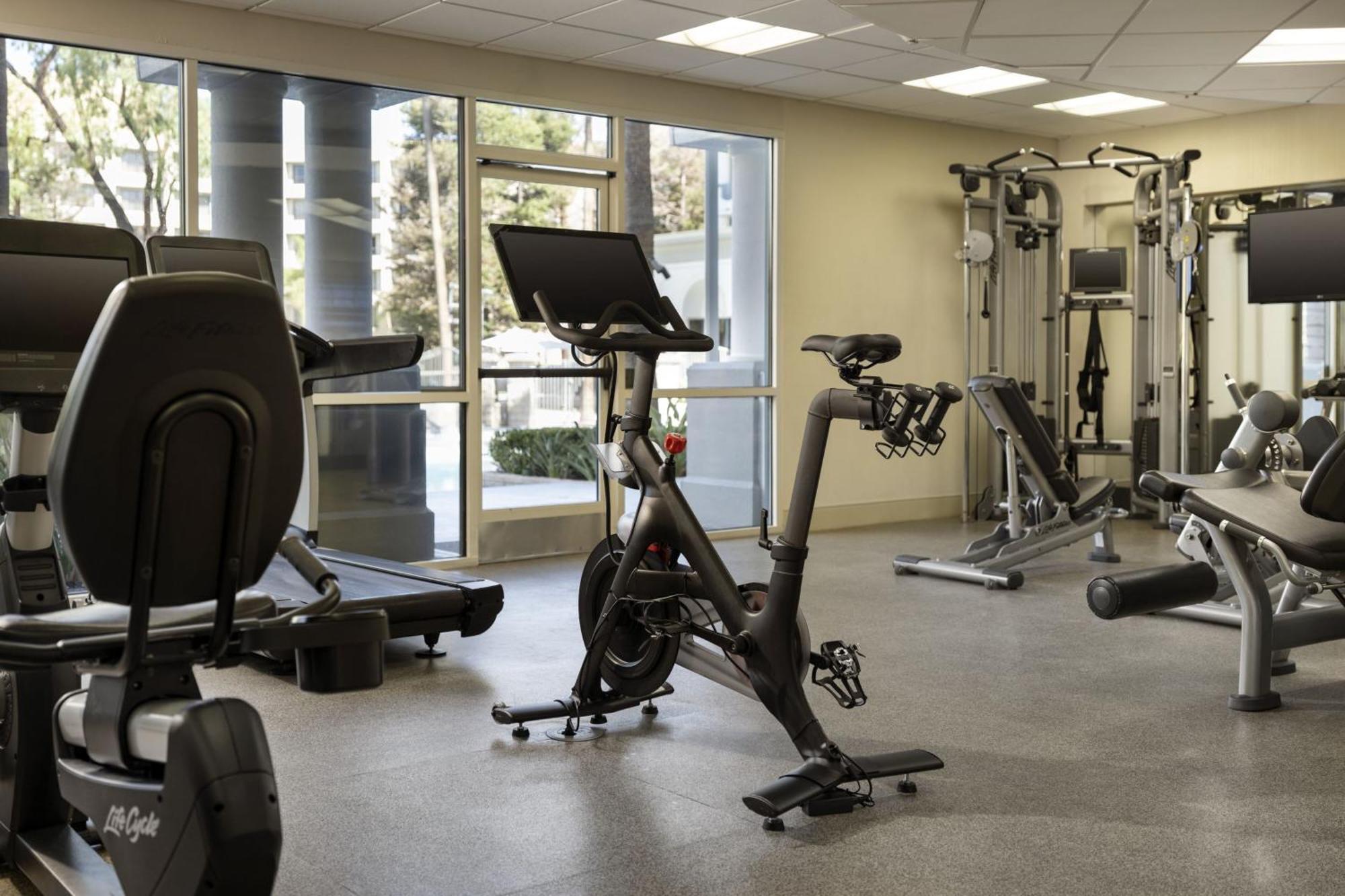 Отель Costa Mesa Marriott Экстерьер фото