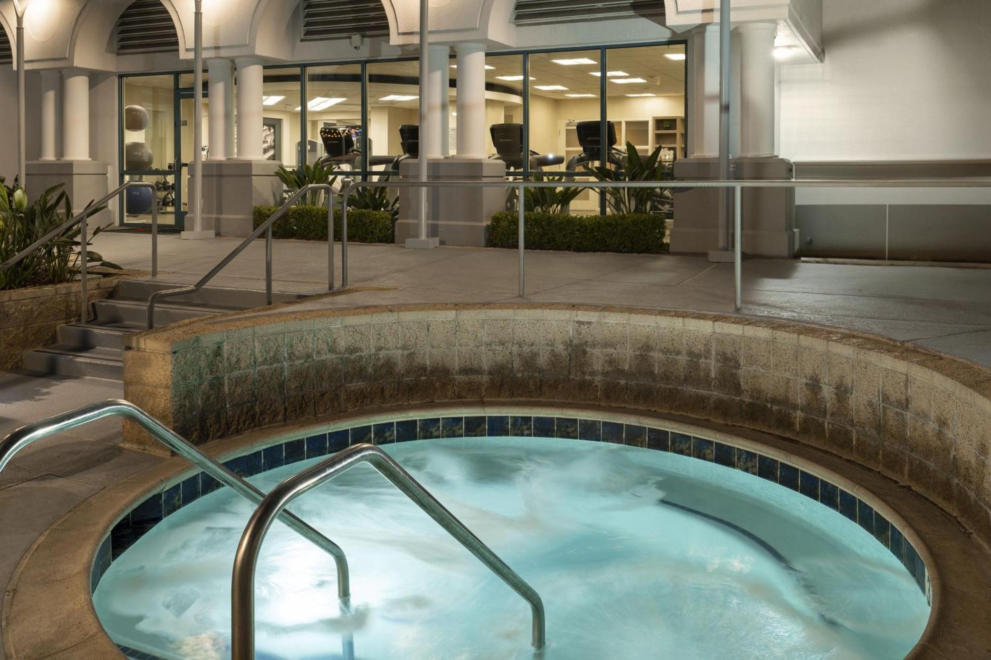 Отель Costa Mesa Marriott Экстерьер фото