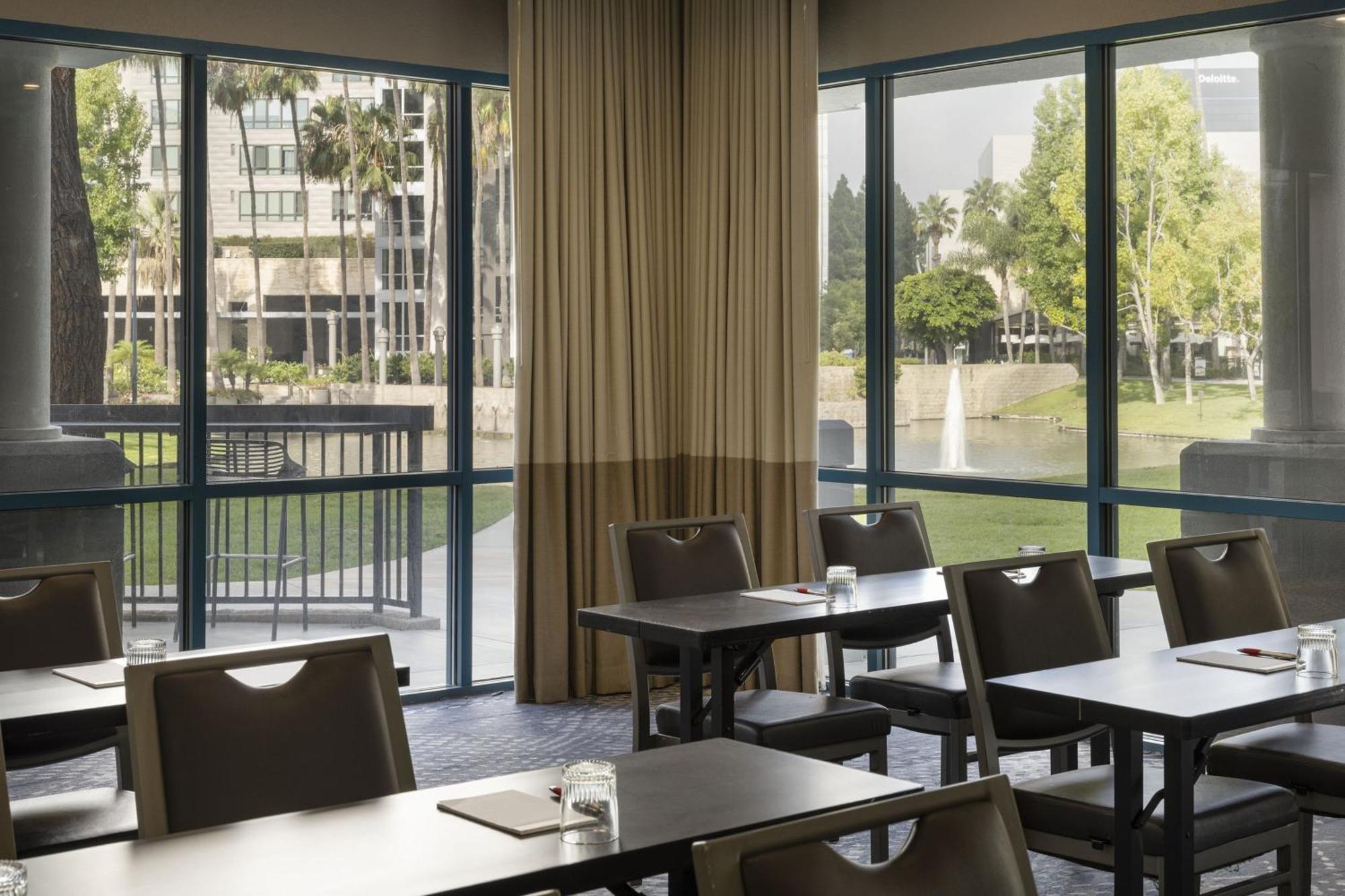 Отель Costa Mesa Marriott Экстерьер фото