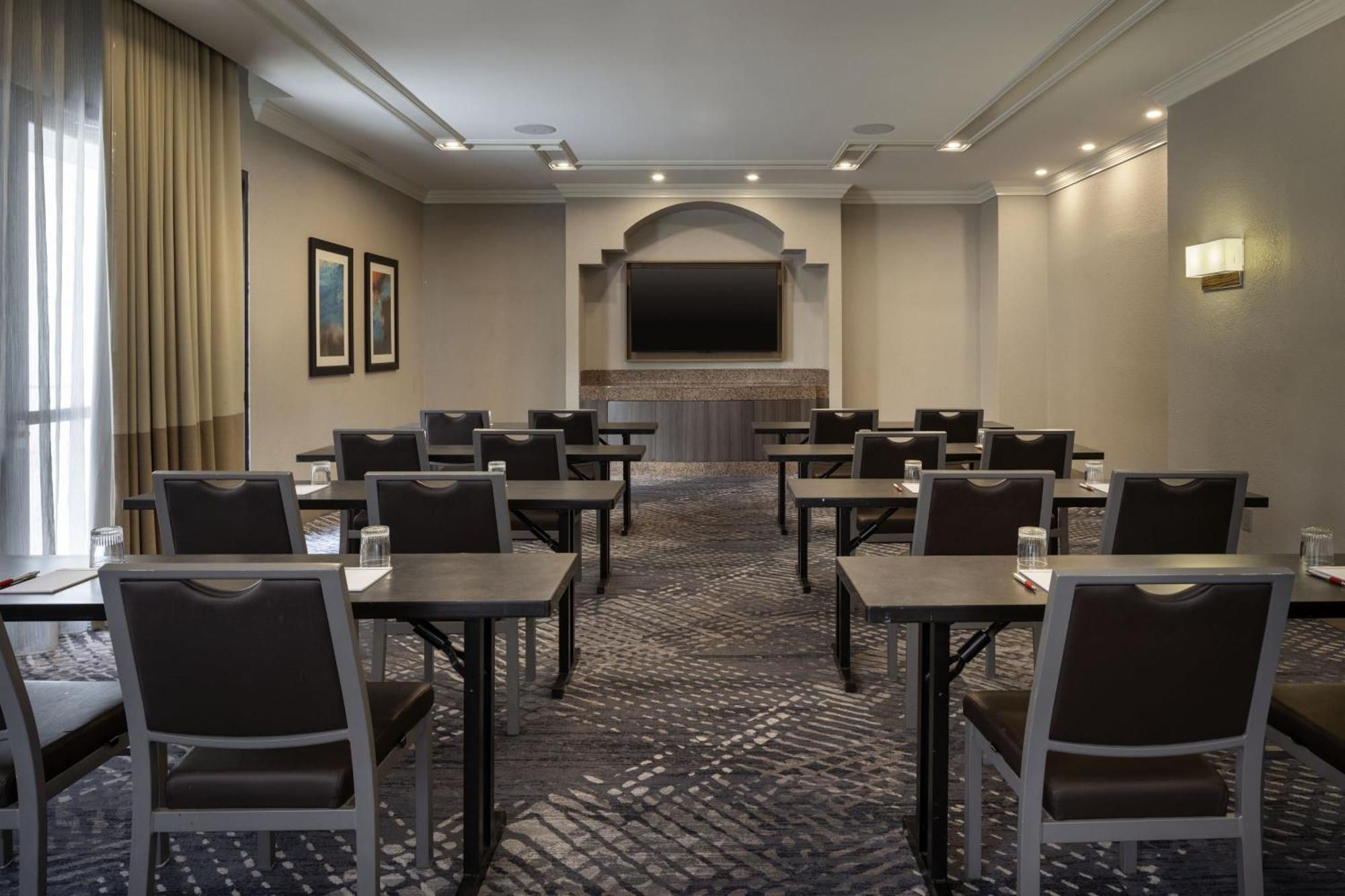 Отель Costa Mesa Marriott Экстерьер фото
