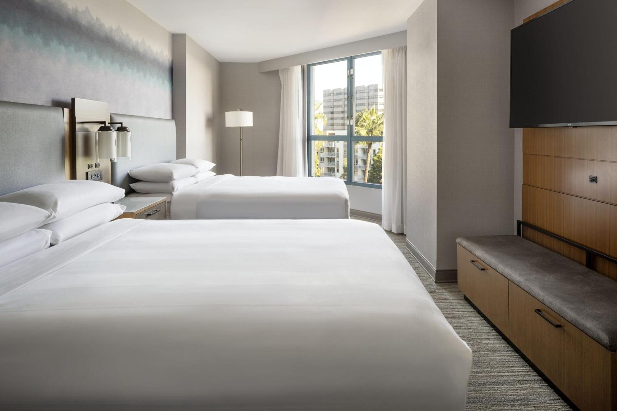 Отель Costa Mesa Marriott Экстерьер фото