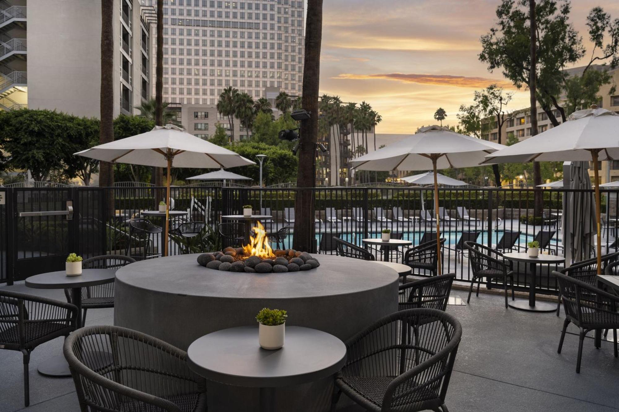 Отель Costa Mesa Marriott Экстерьер фото