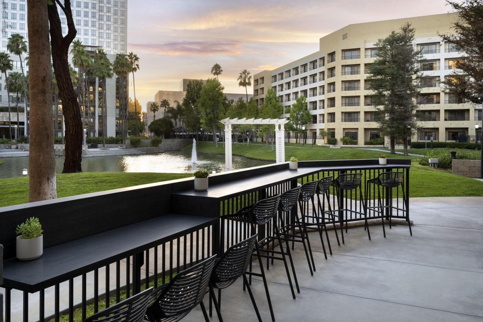 Отель Costa Mesa Marriott Экстерьер фото
