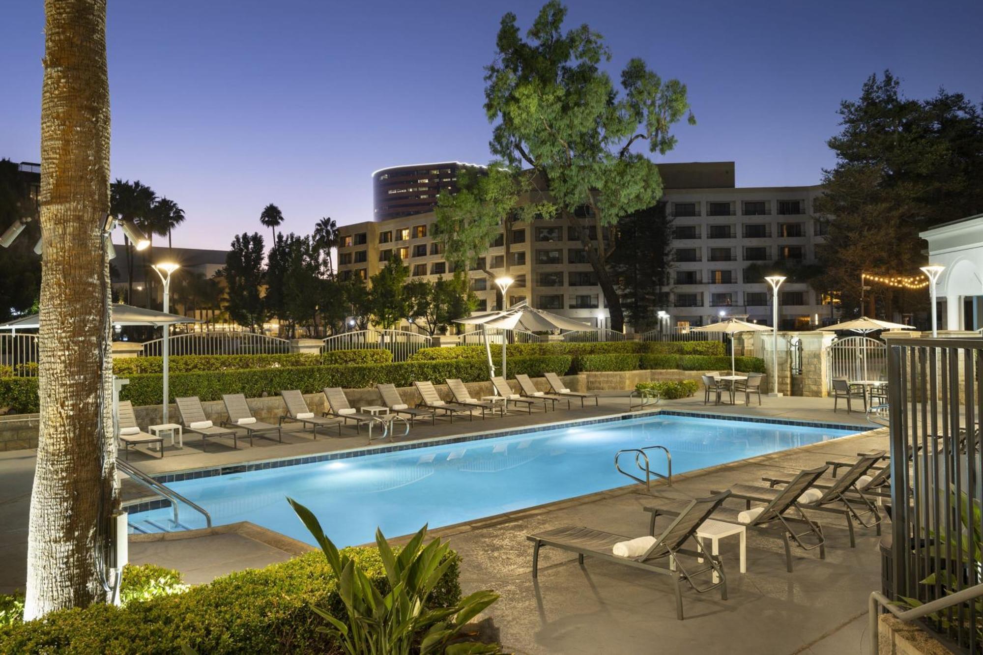 Отель Costa Mesa Marriott Экстерьер фото