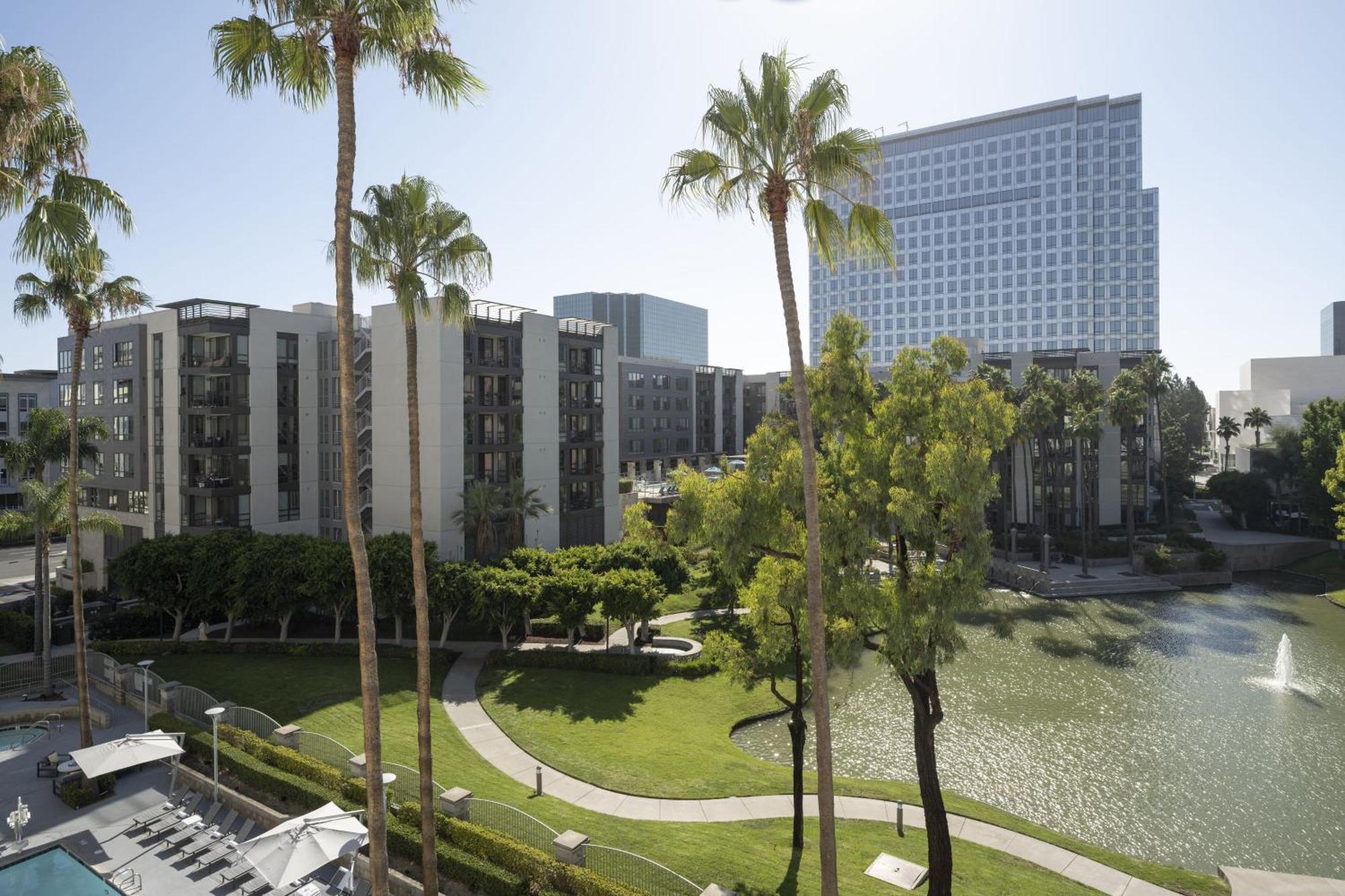 Отель Costa Mesa Marriott Экстерьер фото