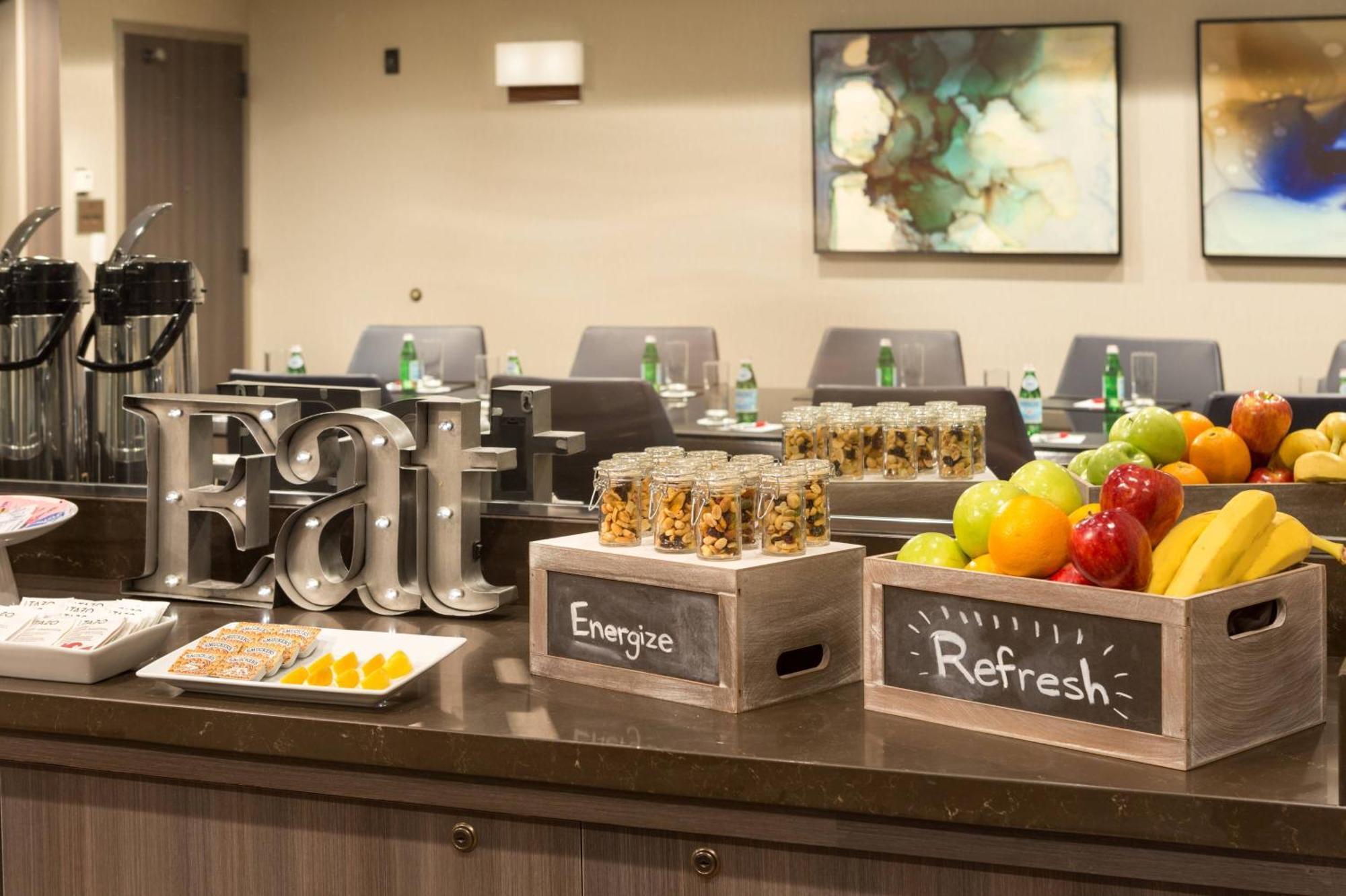 Отель Costa Mesa Marriott Экстерьер фото