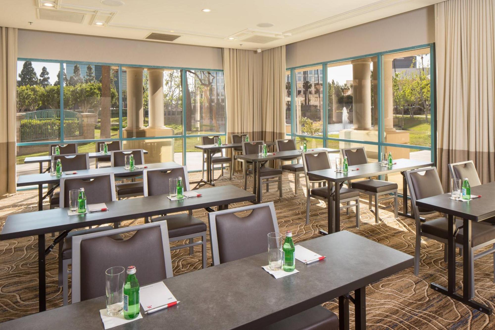 Отель Costa Mesa Marriott Экстерьер фото