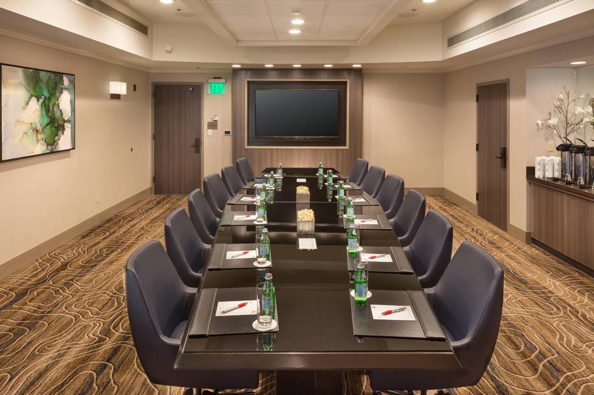 Отель Costa Mesa Marriott Экстерьер фото