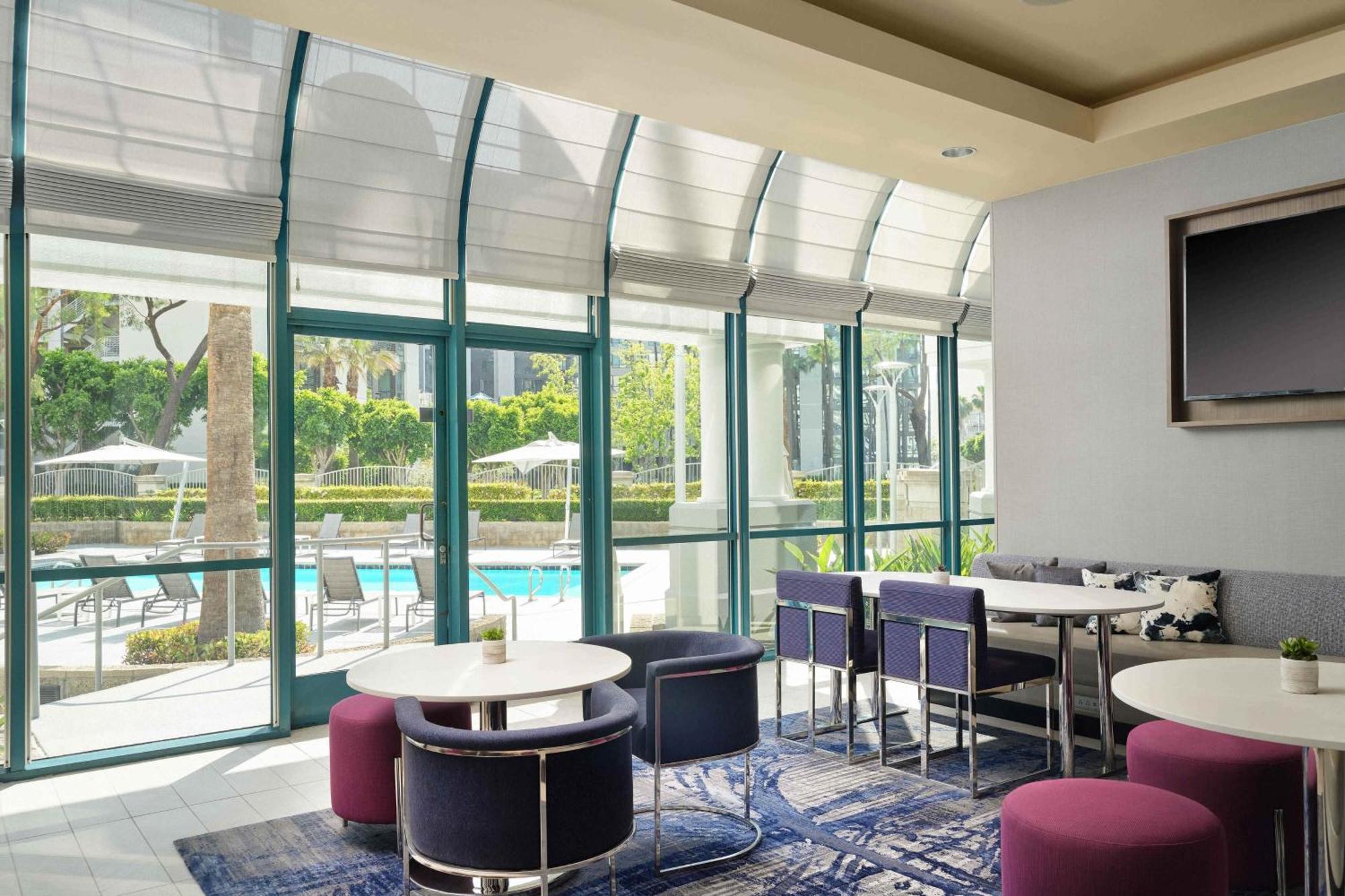 Отель Costa Mesa Marriott Экстерьер фото