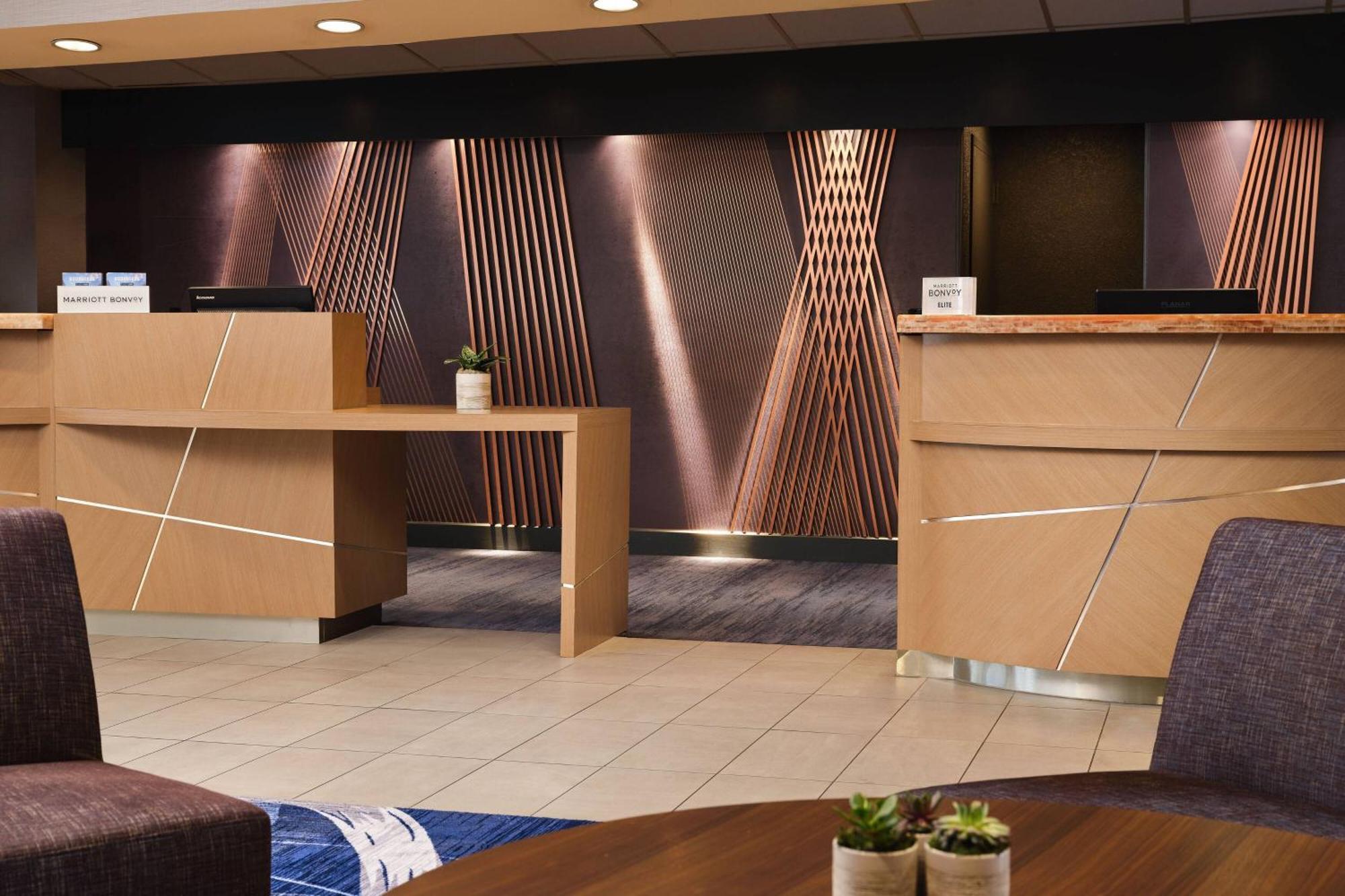Отель Costa Mesa Marriott Экстерьер фото