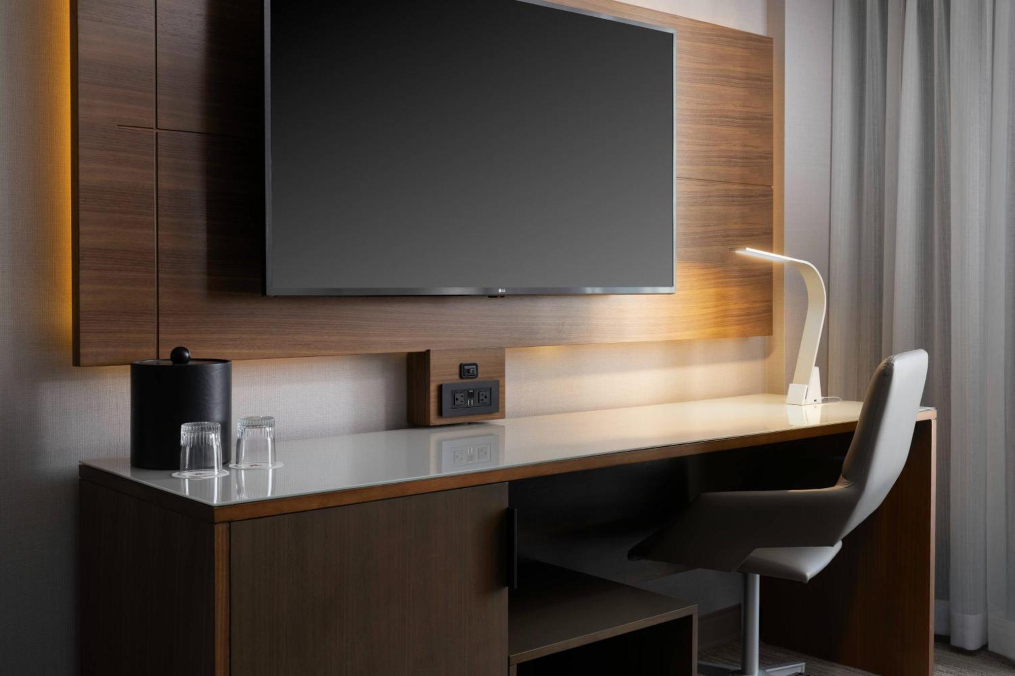 Отель Costa Mesa Marriott Экстерьер фото