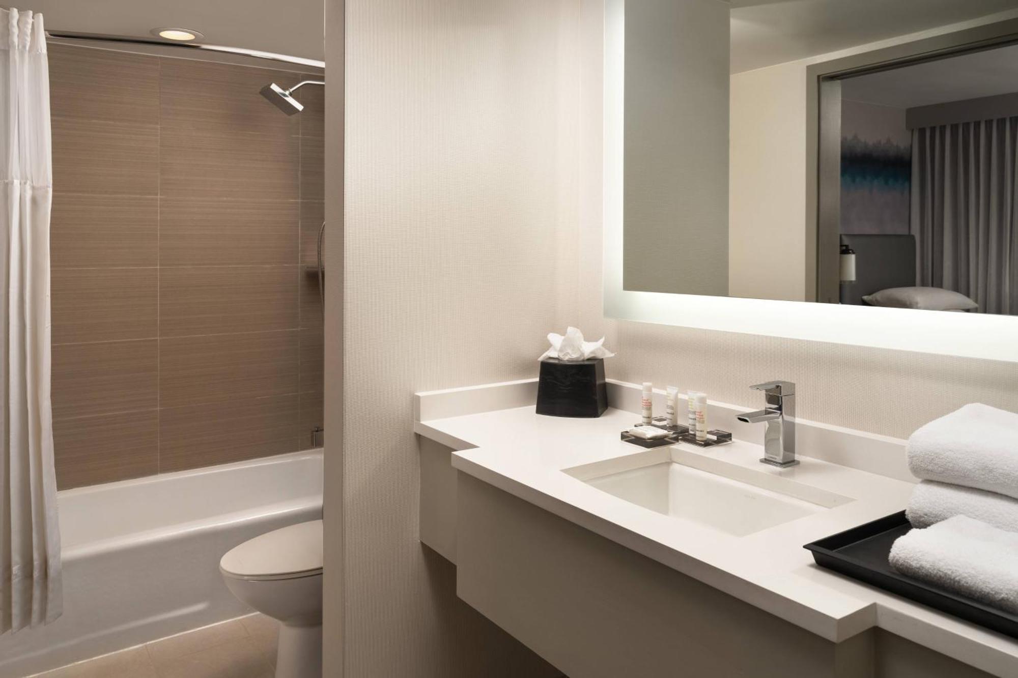Отель Costa Mesa Marriott Экстерьер фото