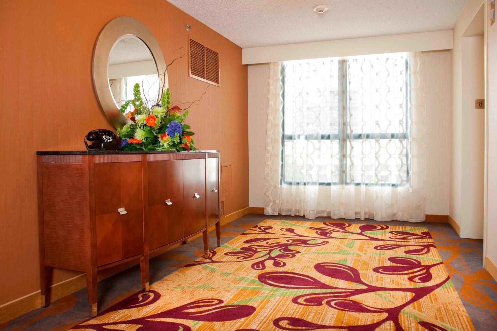 Отель Costa Mesa Marriott Экстерьер фото