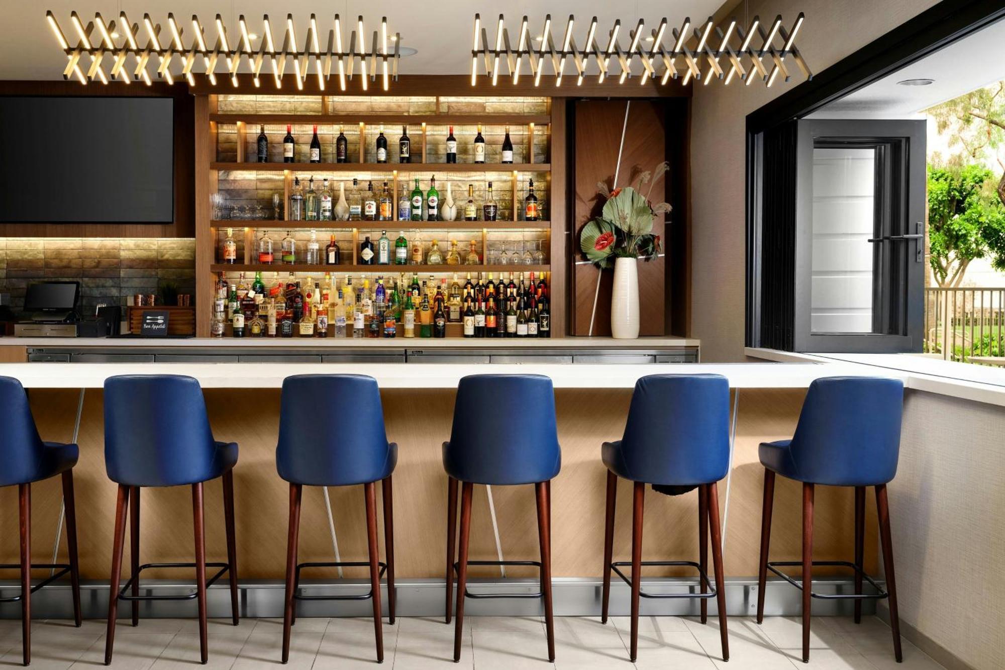 Отель Costa Mesa Marriott Экстерьер фото