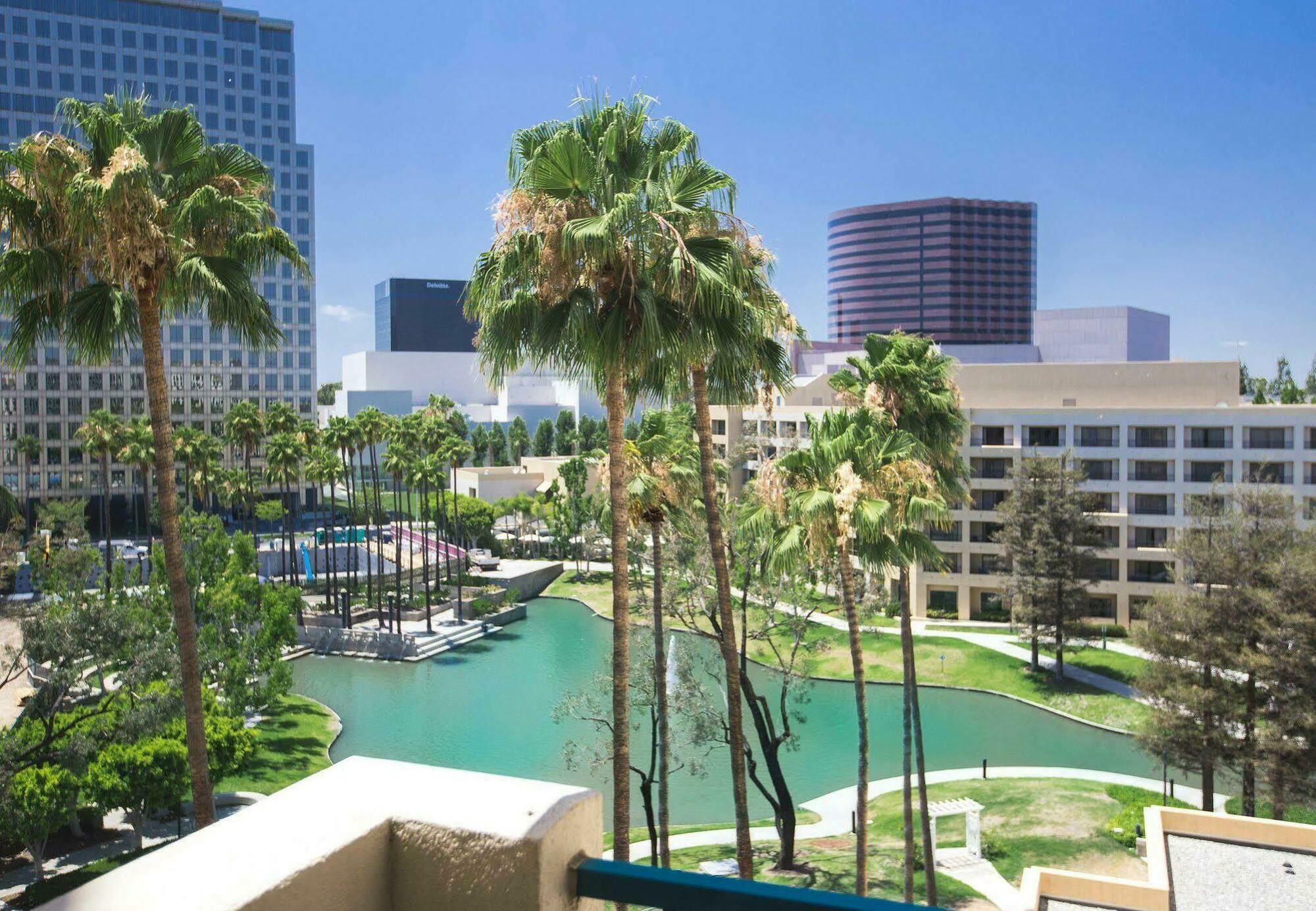 Отель Costa Mesa Marriott Экстерьер фото
