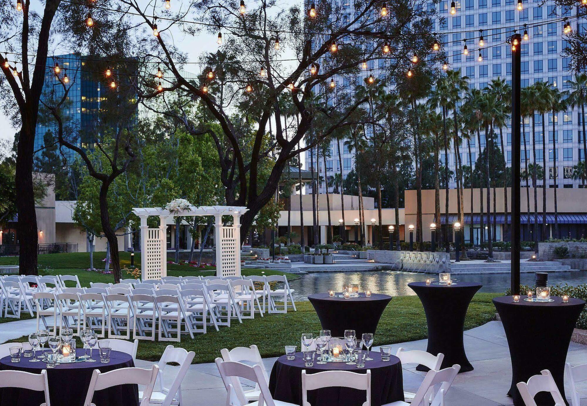 Отель Costa Mesa Marriott Экстерьер фото